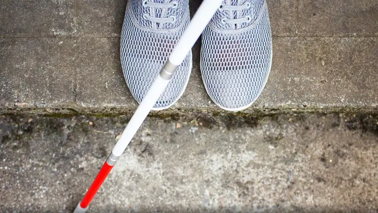 Una persona ciega en la calle ARCHIVO