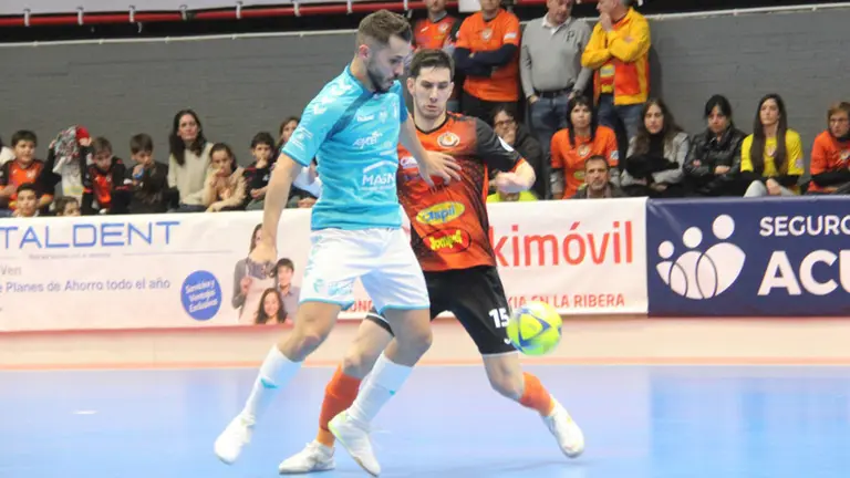 Partido entre el Ribera Navarra y Osasuna Xota en Tudela. Lnfs.