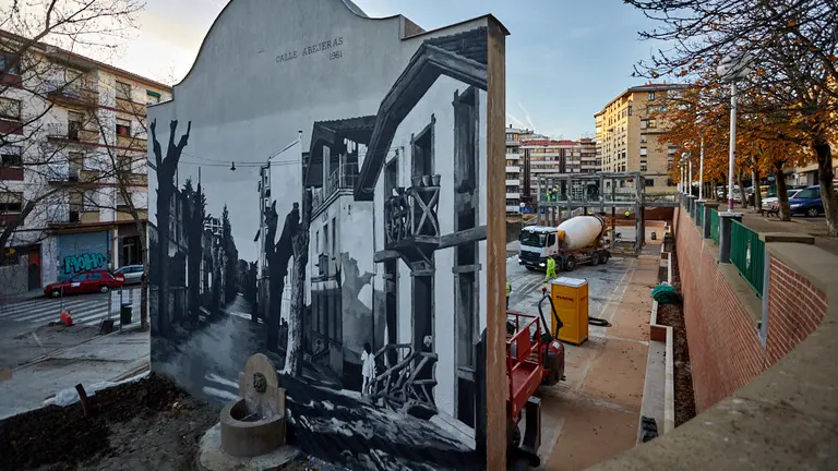 La Gerencia y la Comisión de Urbanismo del Ayuntamiento de Pamplona visitan las obras de la plaza del Búho para conocer su evolución. IÑIGO ALZUGARAY
