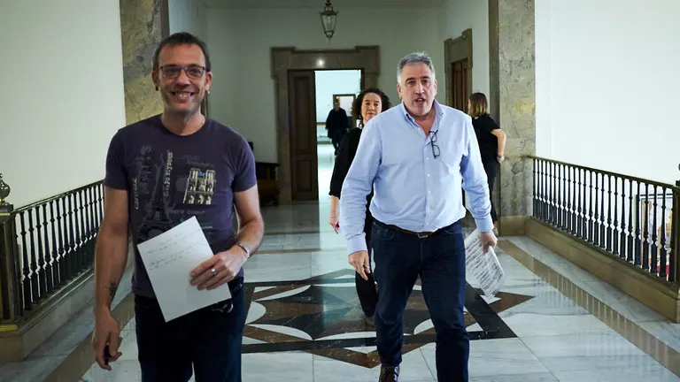 Los concejales de EH Bildu Endika Alonso (i), Joseba Asirón (c) y Marian Aldaia ofrecen una rueda de prensa para posicionarse en contra de los presupuestos de Pamplona. PABLO LASAOSA