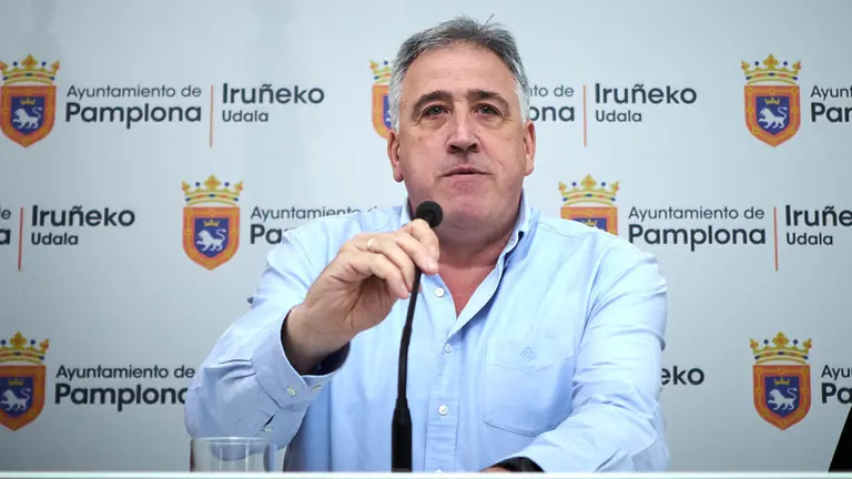 Joseba Asirón ofrece una rueda de prensa para posicionarse en contra de los presupuestos de Pamplona. PABLO LASAOSA