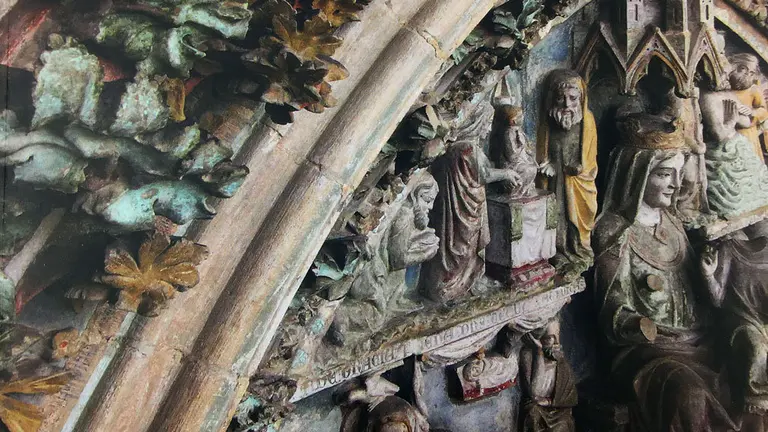 Un fragmento de la portada restaurada de la iglesia Santa María de Olite. CEDIDA