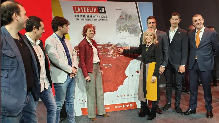 La Delegación de Navarra en la presentación de LaVuelta20. Rebeca Esnaola Consejera de 
@Deporte_na
, María Caballero de Ayto Pamplona, Pablo Azcona y Gorka Azpiroz alcaldes de Lodosa y Lekunberri e Induráin con responsables de La Vuelta. @deporte_na