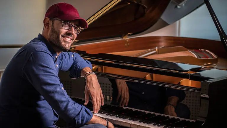 Borja Nilso junto al piano. CEDIDA