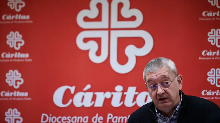 El director de Cáritas de Pamplona-Tudela, Ángel Iriarte, presenta los datos de atención 2019 y la campaña de sensibilización de Navidad. PABLO LASAOSA
