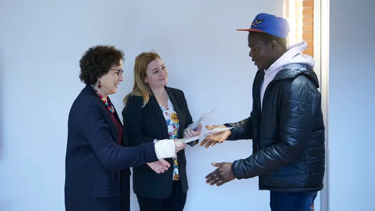 La consejera de Derechos Sociales, María Carmen Maeztu, entrega los diplomas a jóvenes extranjeros protegidos por el Gobierno de Navarra que han superado su formación en el centro Iturrondo. PABLO LASAOSA