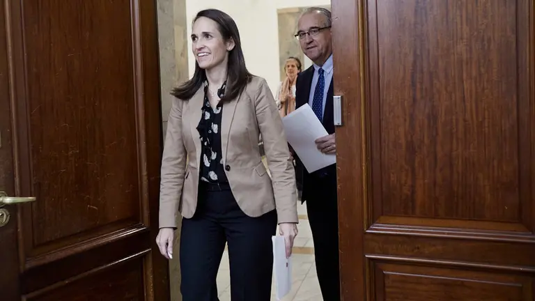 El alcalde, Enrique Maya, y la concejala de Servicios Generales del Ayuntamiento de Pamplona, María Echávarri, dan a conocer la situación de los presupuestos 2020. IÑIGO ALZUGARAY