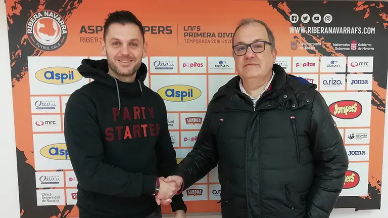 Samuel Pozos estrecha la mano del presidente del Ribera Navarra FS. Cedida.
