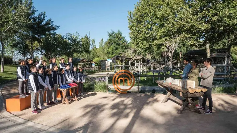 Pepe Rodríguez, Jordi Cruz y Samantha Vallejo-Nágera junto a los aspirantes de Masterchef Junior en Sendaviva SENDAVIVA