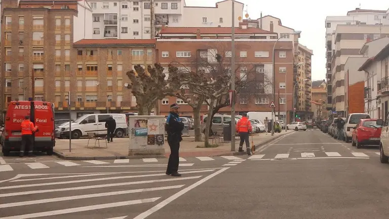 Agentes de la Policía Foral y de la Policía Municipal investan en el lugar del atropello en Burlada POLICÍA FORAL