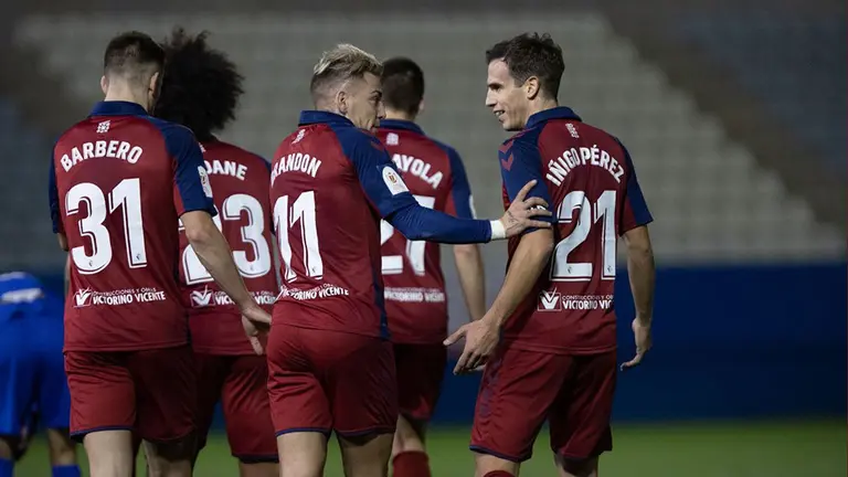 Brandon e Iñigo Pérez charlan durante la celebración de uno de los goles rojillos ante el Lorca Deportivo OSASUNA