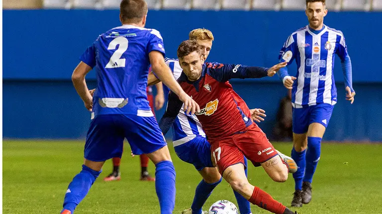 El centrocampista de Osasuna Rober Ibáñez (2-d) trata de escapar de George Higgins (2-i), del Lorca Deportiva, durante el partido de la Copa del Rey de fútbol disputado esta noche en el estadio Artés Carrasco. EFE/Marcial Guillén