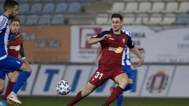 Barbero lucha por un balón en su debut como rojillo ante Lorca Deportiva. OSASUNA