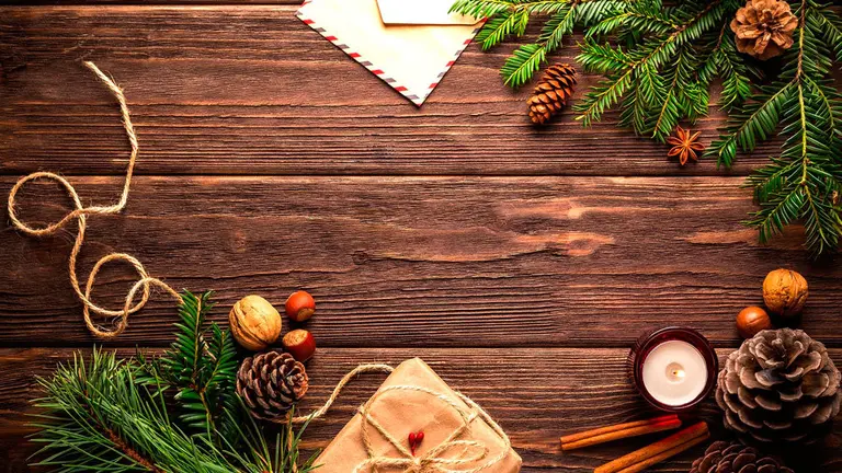 Una mesa con adornos navideños y una carta. ARCHIVO