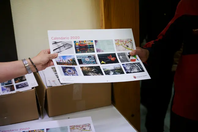 Decenas de personas se agolpan a las puertas del Ayuntamiento de Pamplona para recoger el calendario municipal de 2020 repartido por la asociación ASVONA. PABLO LASAOSA