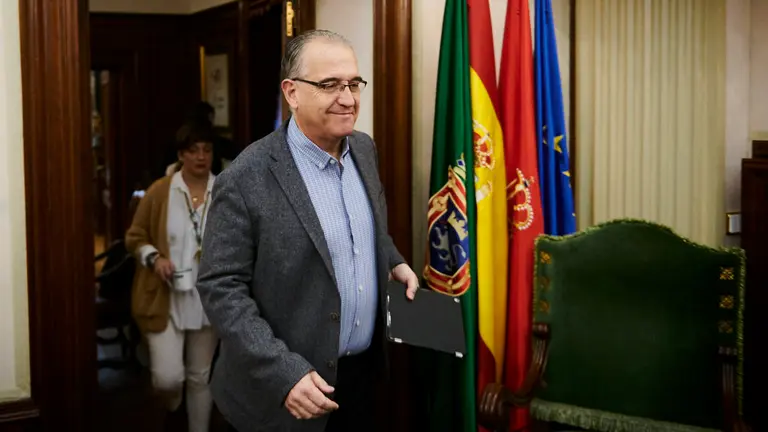 El alcalde de Pamplona, Enrique Maya, entrando al pleno extraordinario del Ayuntamiento de Pamplona para aprobar los presupuestos. PABLO LASAOSA