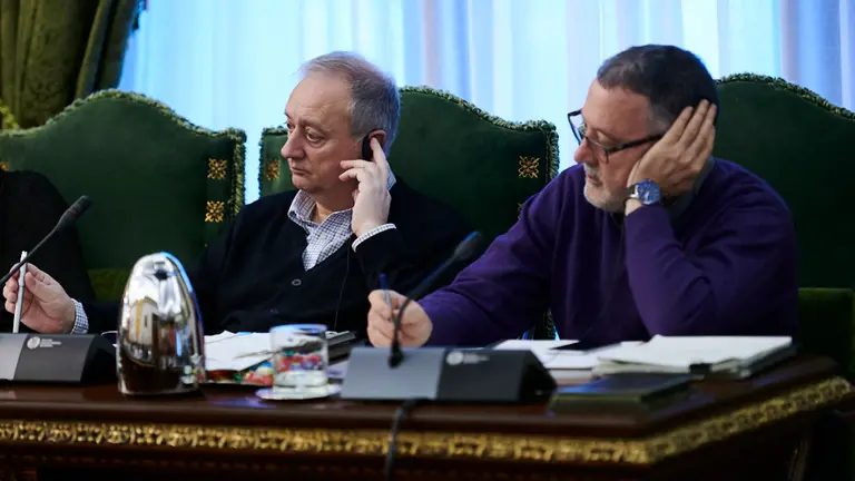 Los concejales de Geroa Bai, Javier Leoz (i) y Patxi Leuza utilizando los sistemas de traducción de euskera a castellano en el pleno extraordinario para aprobar los presupuestos de Pamplona. PABLO LASAOSA