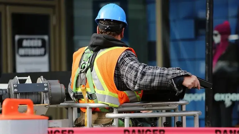 Un obrero en su puesto de trabajo ARCHIVO