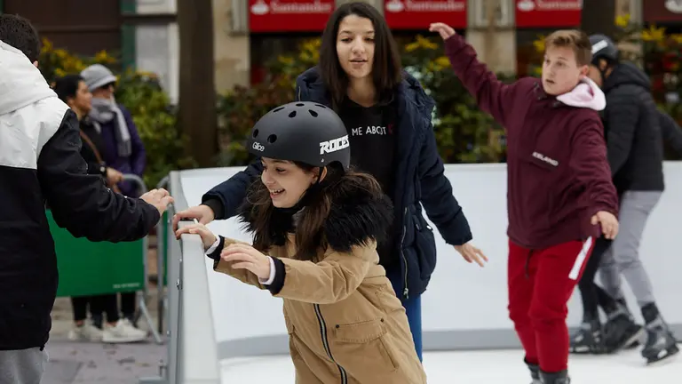 Estreno de la pista de hielo en el Paseo Sarasate de Pamplona. IÑIGO ALZUGARAY