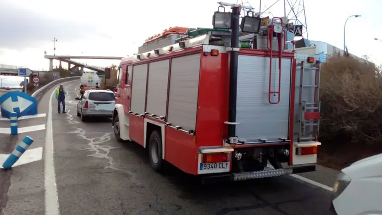 Los bomberos acuden a un accidente en la A 68 entre un coche y un camión cisterna TWITTER BOMBEROS