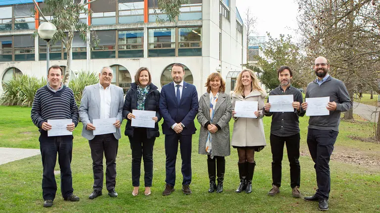 Grupo de los profesores distinguidos, junto al rector y la vicerrectora de Profesorado UPNA