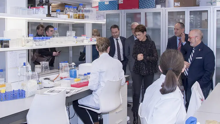 La presidenta del Gobierno de Navarra, María Chivite, durante su visita a Navarrabiomed. GOBIERNO DE NAVARRA
