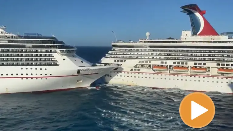 La colisión entre dos cruceros en el mar del Cáribe, en la isla de Cozumel (México) player