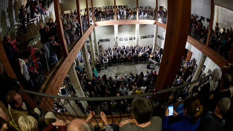 La Pía Unión de Auroros de Santa María abre la Navidad de Pamplona con la lectura del pregón en el Palacio del Condestable. IÑIGO ALZUGARAY