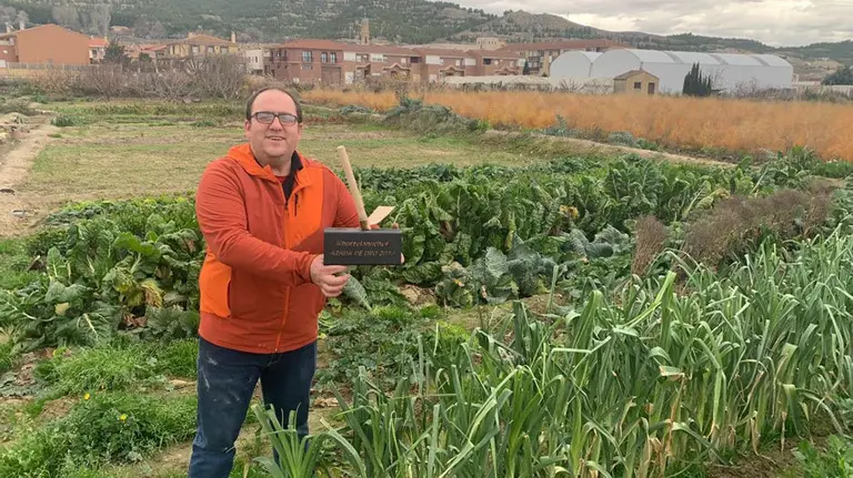 El hortelano navarro Javi P&eacute;rez, con su premio, la Azada de Oro (6) CEDIDA