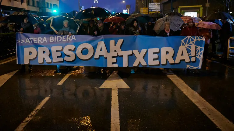 Manifestación del pasado año convocada por la Red Ciudadana Sare para reivindicar el fin de la actual política penitenciaria. PABLO LASAOSA