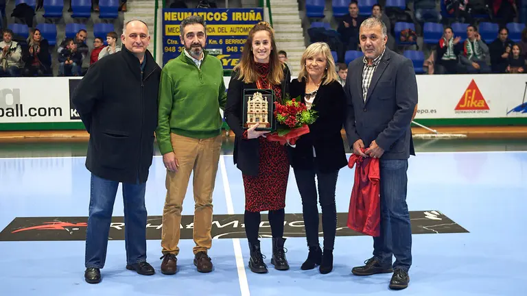 Homenaje a Nerea Pena en los prolegómenos del partido Anaitasuna - Sarriá en Pamplona. MIGUEL OSÉS