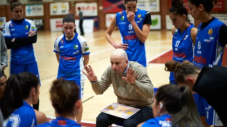 Tiempo muerto en el partido FNB Ardoi femenino - Almería en el Polideportivo de Zizur. MIGUEL OSÉS