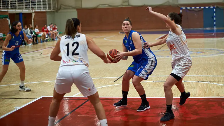 FNB Ardoi femenino – Almería en el Polideportivo de Zizur. MIGUEL OSÉS