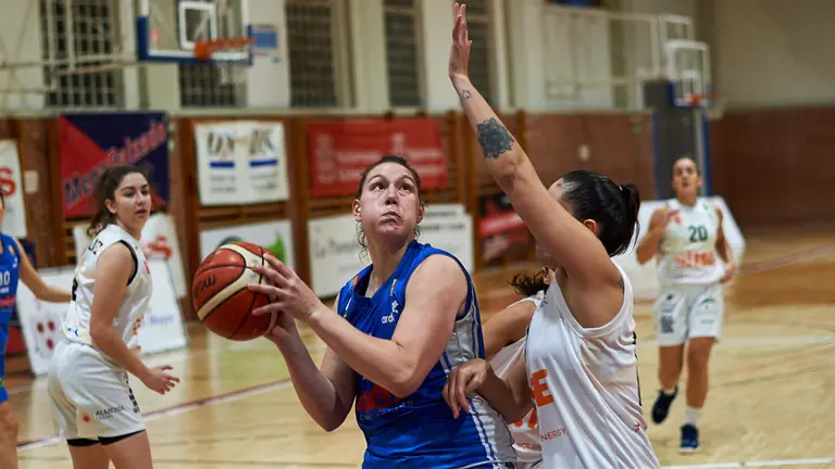 FNB Ardoi femenino – Almería en el Polideportivo de Zizur. MIGUEL OSÉS