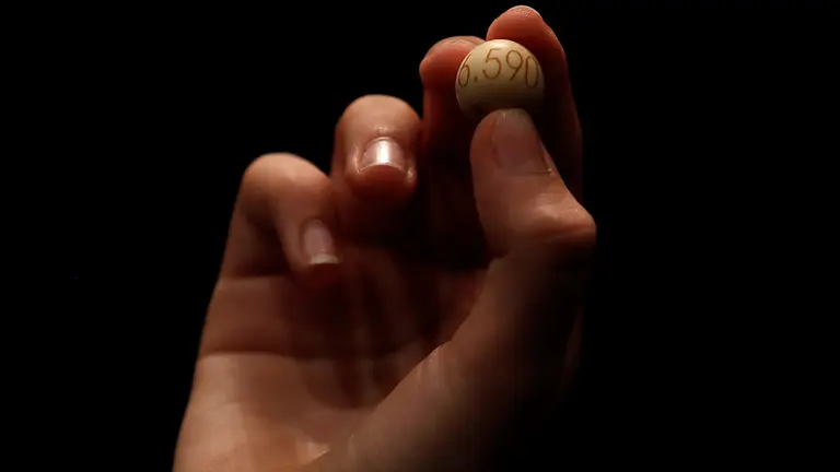 El número 26.590 ha sido agraciado con el Gordo de Navidad, dotado con cuatro millones de euros por serie (400.000 euros por décimo), en el Sorteo Extraordinario de la Lotería de Navidad que se celebra este domingo. EFE