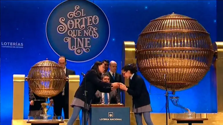 Los niños responsables de la extracción de la bola de El Gordo del Sorteo de Navidad 2019. TWITTER