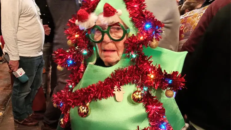 Manoli, primera en entrar al Teatro Real para el Sorteo Extraordinario de Navidad EUROPA PRESS