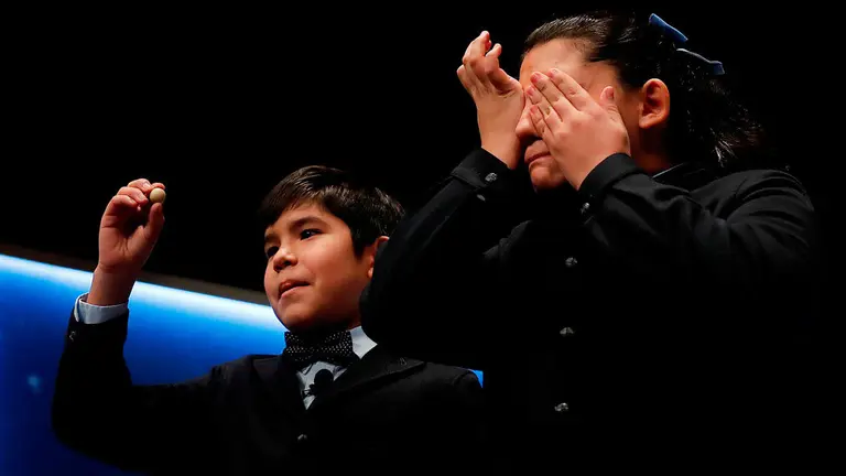 Los niños de San Ildefonso muestra el primer quinto premio de la Lotería de Navidad 2019. EFE