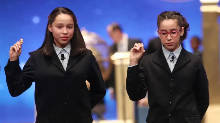 Las dos niñas de la residencia de San Ildefonso, Noura Akrouh (dech) y Elisabeth del Carmen Roque Figuereo (izq), posan con las bolas correspondientes al Gordo de la Lotería, con el nº 26.590. Eduardo Parra (E.P)