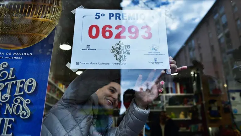 Administración de Martín Azpilicueta, en Pamplona, con el cartel de un número agraciado en el sorteo de Navidad PABLO LASAOSA