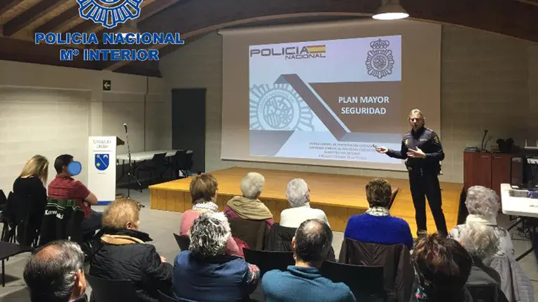 Charla de la Policía Nacional a personas mayores en Urdax CEDIDA