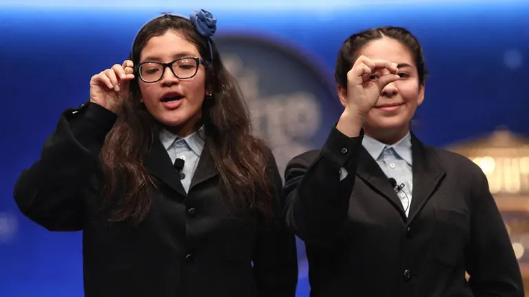Las dos niñas de la residencia de San Ildefonso, Wendy y Nicole posan con las bolas del Tercer Premio de la Lotería de Navidad - Eduardo Parra (EUROPA PRESS)