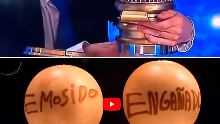 Momento en el que un operario introduce una bola en el bombo del sorteo de Navidad.TWITTER