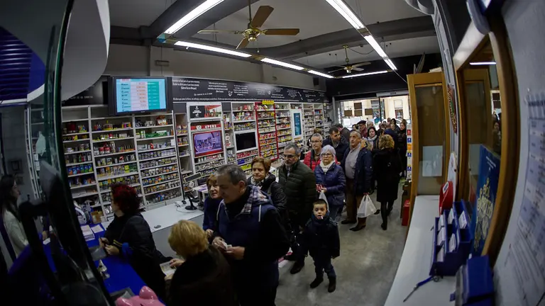 Cola en la administración de lotería de la calle Amaya de Pamplona. IÑIGO ALZUGARAY