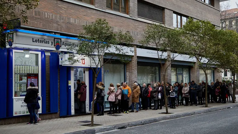 Cola en la administración de lotería de la Plaza del Vínculo de Pamplona. IÑIGO ALZUGARAY
