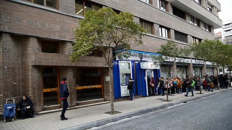 Cola en la administración de lotería de la Plaza del Vínculo de Pamplona. IÑIGO ALZUGARAY