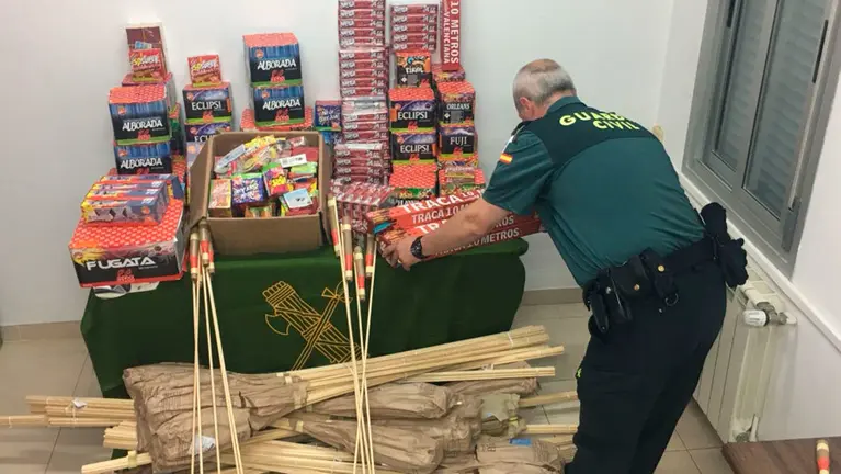 Un agente de la Guardia Civil controla un arsenal de fuegos de aritificio y petardos. CEDIDA