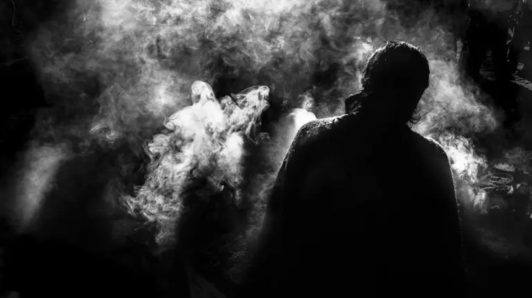 Una persona realiza un ritual con humo durante una ceremonia ARCHIVO