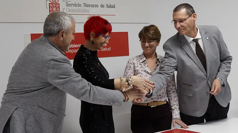 El Gobierno de Navarra, con la consejera Santos Induráin, firma el acuerdo con el Sindicato Médico de Navarra. IÑIGO ALZUGARAY
