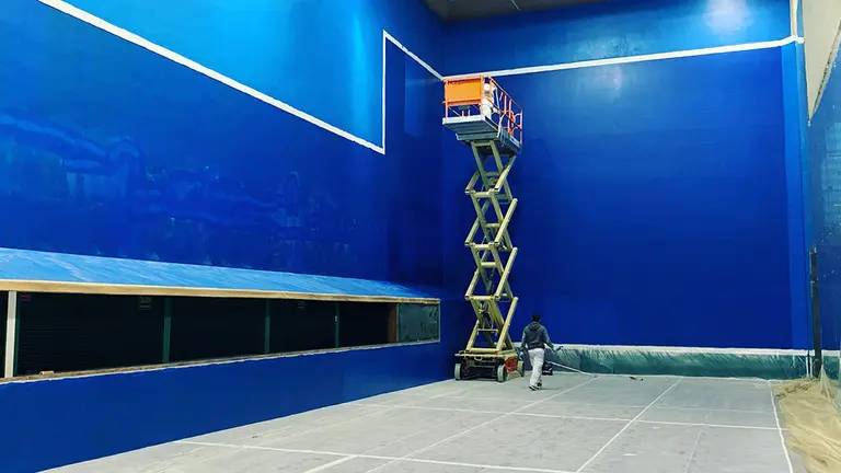 Obras de pintura y en la iluminación en el trinquete de Mendillorri. AYUNTAMIENTO DE PAMPLONA.